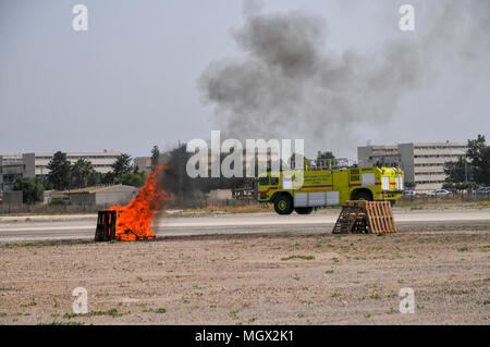 Israele autorità aeroportuale camion dei pompieri spegne un incendio durante una dimostrazione. Fotografato a Haifa Airfield Foto Stock