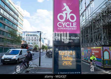 Escursioni in bicicletta,ciclisti,bicicletta,ciclismo,bike,bike,equitazione,a,Cycle,Super,Autostrada,Cycle Super Autostrada,6,asse nord-sud,a,Blackfriars,Road,traffico,Londra,UK, Foto Stock