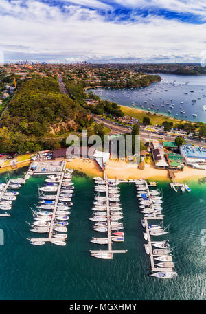 Elevazione verticale vista da est spit marina e yacht club alla spiedo sobborgo residenziale di SYdney verso città lontana CBD sulla collina. Foto Stock
