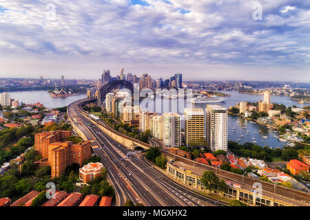 Warringah freeway con Sydney ferrovia Treni verso il Ponte del Porto di Sydney e il CBD di Città i punti di riferimento intorno a Sydney Harbour elevati vista aerea. Foto Stock