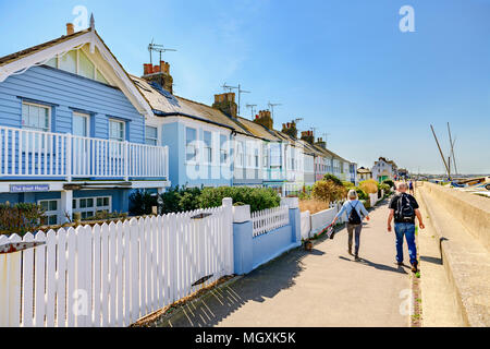Una fila di color pastello case a schiera sul lungomare, Whitstable Kent Foto Stock