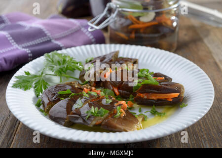 Marinata di melanzane ripiene con la carota Foto Stock