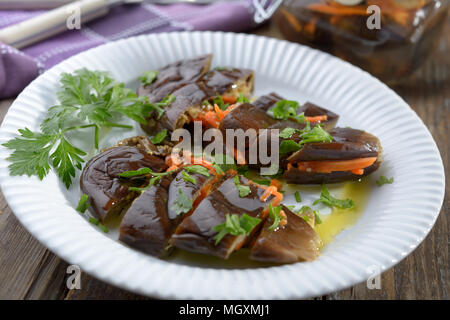 Marinata di melanzane ripiene con la carota Foto Stock