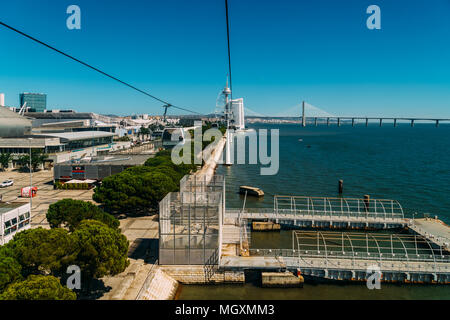 Lisbona, Portogallo - Agosto 15, 2017: vista aerea dalla Funivia del Parque das Nacoes (Parco delle Nazioni) a Lisbona Foto Stock