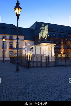 Monumento a Johann Wilhelm II von der Pfalz e il Municipio di Dusseldorf, Renania settentrionale-Vestfalia (Germania). Monumento eretto nel 1711, il rinnovo di base Foto Stock