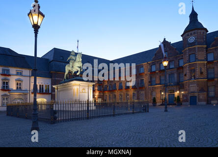 Monumento a Johann Wilhelm II von der Pfalz e il Municipio di Dusseldorf, Renania settentrionale-Vestfalia (Germania). Monumento eretto nel 1711, il rinnovo di base Foto Stock