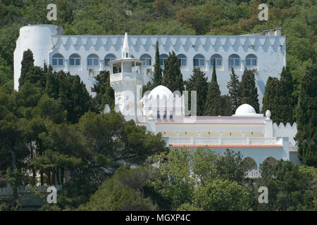 Yalta, Ucraina - 11 Maggio 2013: vista Kichkine palace a Yalta, Crimea, Ucraina il 11 maggio 2013. Il palazzo fu costruito nel 1908-1911, e ora è un H0 Foto Stock