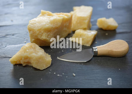 Formaggio parmigiano su una superficie di ardesia Foto Stock