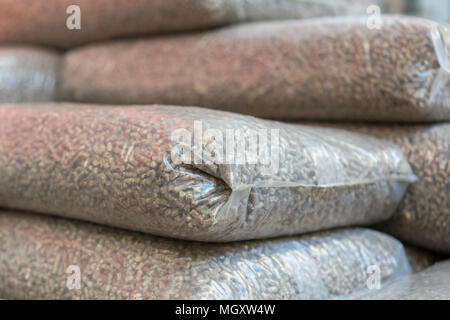 Cumulo di pile di pellet di Pino - stock immagine. Palline eco- biomassa in sacchetti. Foto Stock