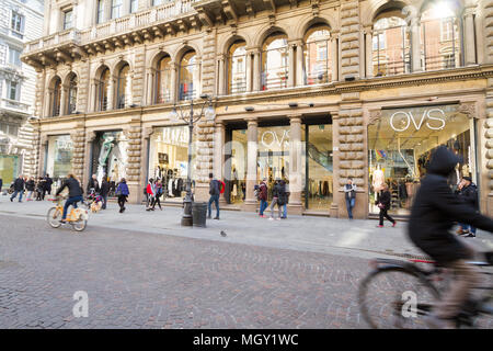 Milano, Marzo 2018: vetrina di Dolce & Gabbana in via dello shopping Via della Spiga, la moda e il design dei capitali del mondo, a marzo 2018 in Foto Stock