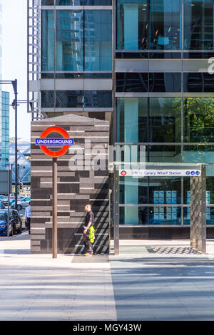 London, Regno Unito - 11 Giugno 2015: Un overground ascensore alla stazione metropolitana Canary Wharf Foto Stock