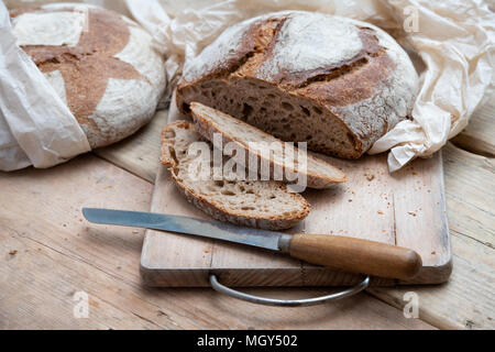 Pane di pasta acida e il farro pane di pasta acida su un pane a bordo. Regno Unito Foto Stock