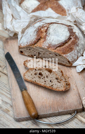 Pane di pasta acida e il farro pane di pasta acida su un pane a bordo. Regno Unito Foto Stock