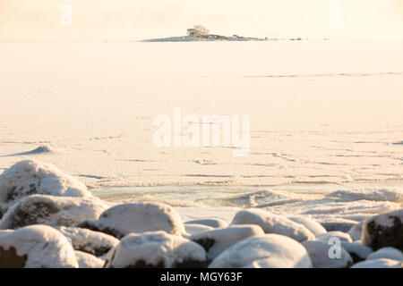 Un'isola nel mare ghiacciato da Lauttasaari,a Helsinki, Finlandia, Europa Foto Stock