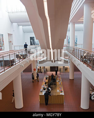 Area di ingresso con la cassa e informazioni Museo Ludwig di Colonia, Germania Foto Stock