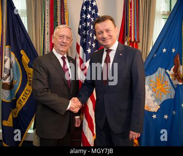 Stati Uniti Il Segretario della Difesa Jim Mattis accoglie favorevolmente il polacco il Ministro della Difesa di Mariusz Blaszczak, a destra prima del loro incontro bilaterale al Pentagono Aprile 27, 2018 in Arlington, Virginia. Foto Stock