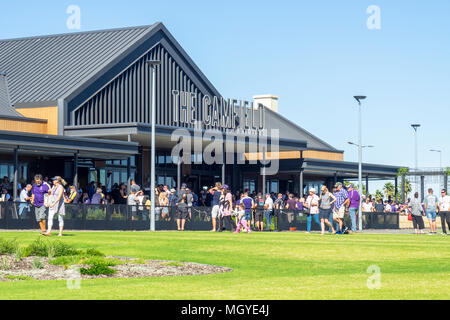 Per gli appassionati di calcio di andare al primo derby di Fremantle Dockers e West Coast Eagles al Camfield bar e pub al Optus stadium Perth WA Australia. Foto Stock