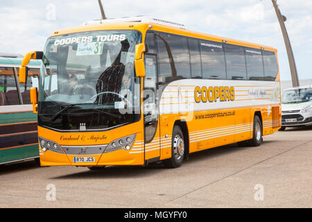 Coopers Tours UK Luxury Passenger Coach Rally su Blackpool Comedy Mappet, lungomare. I conducenti dei trasporti pubblici hanno viaggiato fino allo Shropshire e all'Irlanda del Nord per partecipare all'evento esecutivo per vincere il premio per lo spettacolo di autisti dell'anno. Foto Stock