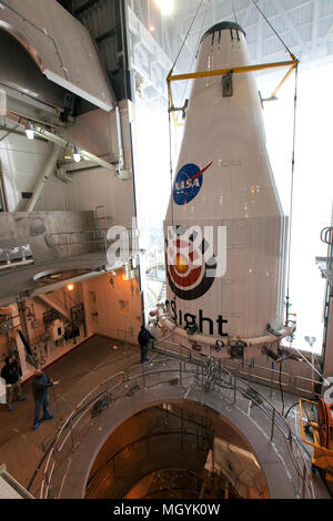 Il Mars Lander InSight sonda viene posizionata in cima a un regno lancio Alleanza Atlas V rocket presso la base aerea di Vandenberg Space Launch Complex 3 Aprile 23, 2018 in Lompoc, California. L'intuizione che sta per indagini sismiche, geodesia e trasporto di calore, sarà la prima missione a guardare in profondità sotto la superficie marziana ed è previsto per il decollo del 5 maggio 2018. Foto Stock