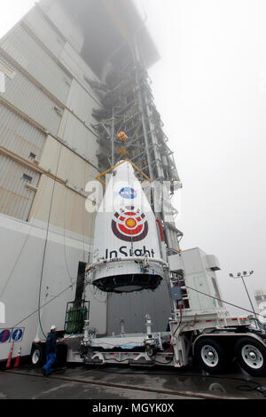 Il Mars Lander InSight sonda viene posizionata in cima a un regno lancio Alleanza Atlas V rocket presso la base aerea di Vandenberg Space Launch Complex 3 Aprile 23, 2018 in Lompoc, California. L'intuizione che sta per indagini sismiche, geodesia e trasporto di calore, sarà la prima missione a guardare in profondità sotto la superficie marziana ed è previsto per il decollo del 5 maggio 2018. Foto Stock