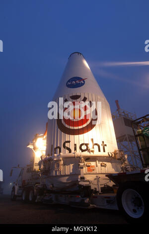 Il Mars Lander InSight sonda viene posizionata in cima a un regno lancio Alleanza Atlas V rocket presso la base aerea di Vandenberg Space Launch Complex 3 Aprile 23, 2018 in Lompoc, California. L'intuizione che sta per indagini sismiche, geodesia e trasporto di calore, sarà la prima missione a guardare in profondità sotto la superficie marziana ed è previsto per il decollo del 5 maggio 2018. Foto Stock