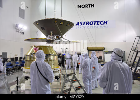 Nella struttura Astrotech tecnici ed ingegneri posizionare il heatshield su Marte della NASA Lander InSight prima dell'incapsulamento in suo payload carenatura presso la base aerea di Vandenberg Space Launch Complex 3 Aprile 11, 2018 in Lompoc, California. L'intuizione che sta per indagini sismiche, geodesia e trasporto di calore, sarà la prima missione a guardare in profondità sotto la superficie marziana ed è previsto per il decollo del 5 maggio 2018. Foto Stock