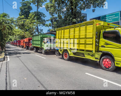 Ad Ambon, Indonesia - 18 Febbraio 2018: carrelli colorati lungo la strada della città di Ambon sull isola di Ambon. Foto Stock