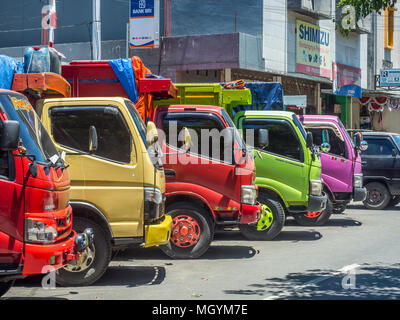 Ad Ambon, Indonesia - 18 Febbraio 2018: carrelli colorati lungo la strada della città di Ambon sull isola di Ambon. Foto Stock