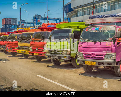 Ad Ambon, Indonesia - 18 Febbraio 2018: carrelli colorati lungo la strada della città di Ambon sull isola di Ambon. Foto Stock