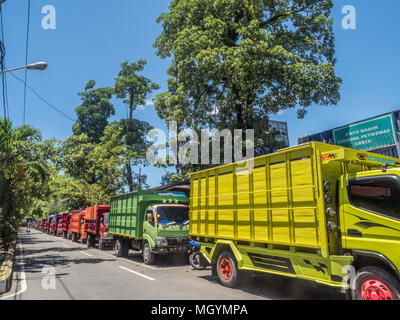 Ad Ambon, Indonesia - 18 Febbraio 2018: carrelli colorati lungo la strada della città di Ambon sull isola di Ambon. Foto Stock