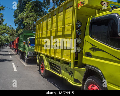 Ad Ambon, Indonesia - 18 Febbraio 2018: carrelli colorati lungo la strada della città di Ambon sull isola di Ambon. Foto Stock