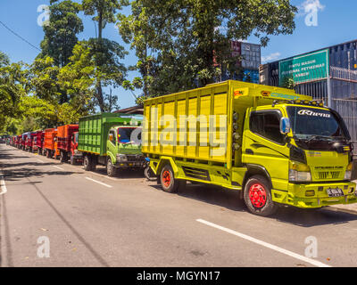 Ad Ambon, Indonesia - 18 Febbraio 2018: carrelli colorati lungo la strada della città di Ambon sull isola di Ambon. Foto Stock