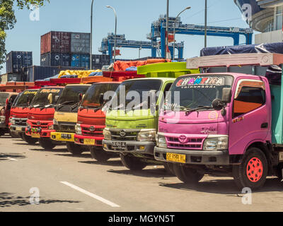 Ad Ambon, Indonesia - 18 Febbraio 2018: carrelli colorati lungo la strada della città di Ambon sull isola di Ambon. Foto Stock