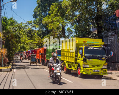 Ad Ambon, Indonesia - 18 Febbraio 2018: carrelli colorati lungo la strada della città di Ambon sull isola di Ambon. Foto Stock