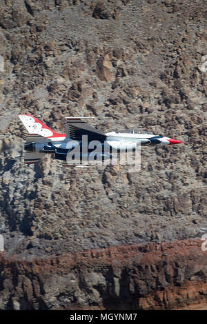 Twin sede United States Air Force Lockheed Martin F-16D Fighting Falcon dalla USAF "Thunderbirds' volare basso attraverso il Rainbow Canyon, California. Foto Stock