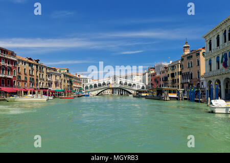 Vista panoramica del Canal Grande con i palazzi e il celebre Ponte di Rialto (Ponte di Rialto) a Venezia, Italia Foto Stock