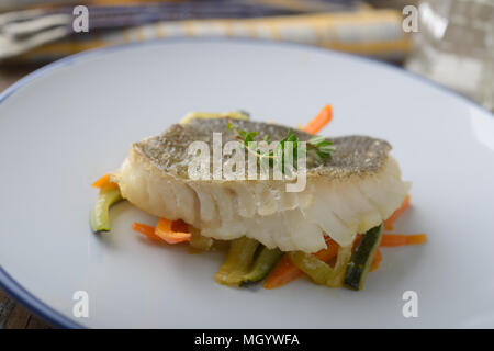 Merluzzo cotto al forno su letto di verdure Foto Stock