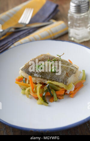 Merluzzo cotto al forno su letto di verdure Foto Stock
