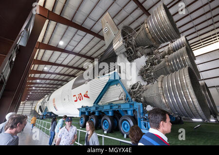 Per i visitatori in cerca di un Saturn 5 rocket, Rocket Park, Johnson Space Center Houston Texas USA Foto Stock