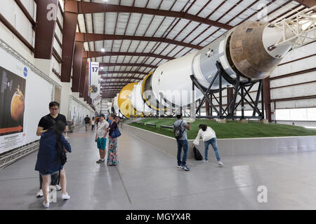 Per i visitatori in cerca di un Saturn 5 rocket, Rocket Park, Johnson Space Center Houston Texas USA Foto Stock