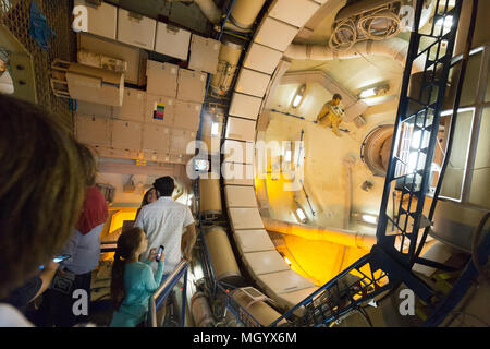 Per i visitatori in cerca di una dimostrazione di assenza di peso in Skylab trainer, NASA Johnson Space Center Houston, Texas, Stati Uniti d'America Foto Stock