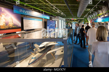Visitatori guardando la storia di un viaggio spaziale in lo Space Shuttle indipendenza Museum, NASA Johnson Space Center Houston Texas USA Foto Stock