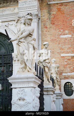 Sculture classiche vicino al cancello principale di Arsenale di Venezia Foto Stock