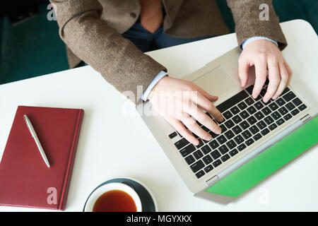 Irriconoscibile uomo d affari con computer portatile Foto Stock