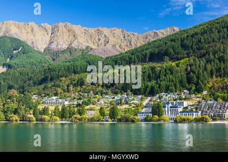 Queenstown Isola del Sud della Nuova Zelanda vista degli alberghi e delle imprese su Lake Esplanade Queenstown Lakeside del Lago Wakatipu queenstown nz Foto Stock