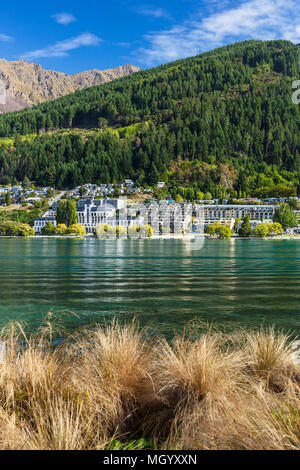 Queenstown Isola del Sud della Nuova Zelanda vista degli alberghi e delle imprese su Lake Esplanade Queenstown Lakeside del Lago Wakatipu queenstown nz Foto Stock