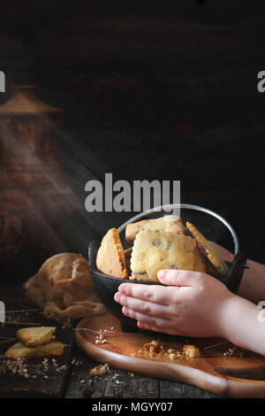 Bambino tenendo un recipiente con i cookie in mano, biscotti al cioccolato e menta, immagine con luce solare artificiale Foto Stock