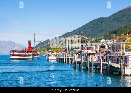 Crociera TSS Earnslaw sul lago Wakatipu a Walter peak allontanarsi dal dock a Queenstown'Isola Sud della Nuova Zelanda Queenstown Isola del Sud della Nuova Zelanda Foto Stock
