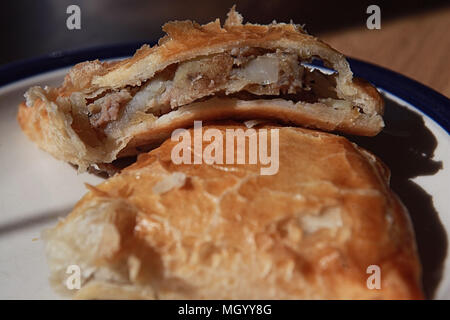 Cucinato al momento Cornish Pasty Foto Stock