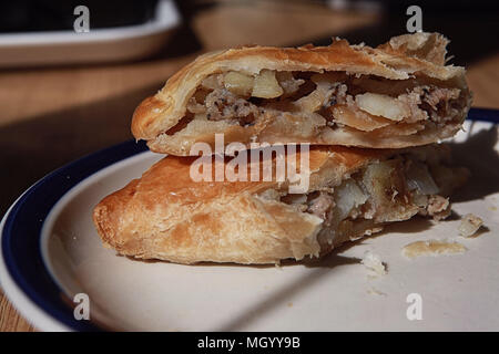 Cucinato al momento Cornish Pasty Foto Stock